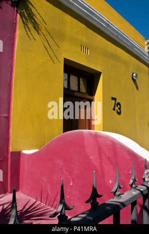 Bunte Häuser ziehen Touristen an der Bo-Kaap Viertel in Cape Town, Südafrika. Stockfoto