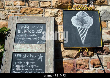 Kreidetafel Menü eine Eisdiele am Boulders Beach (beliebt für die Kolonie afrikanischer Pinguine) in der Nähe von Simon's Town, Südafrika. Stockfoto