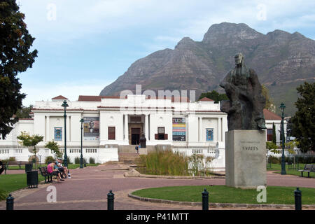 Eine moderne Statue von Jan Smuts steht außerhalb der South African National Gallery, Südafrikas premier Kunstmuseum in Cape Town, Südafrika. Stockfoto