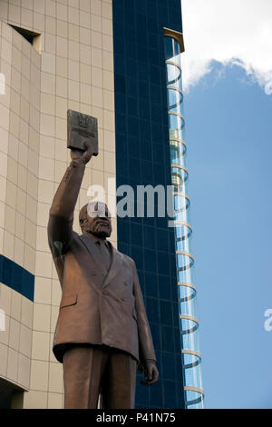 Eine Statue von Sam Nujoma, dem Namibischen revolutionär und ersten Präsidenten Namibias, vor der neuen Unabhängigkeit Memorial Museum, Windhoek, Namibia. Stockfoto