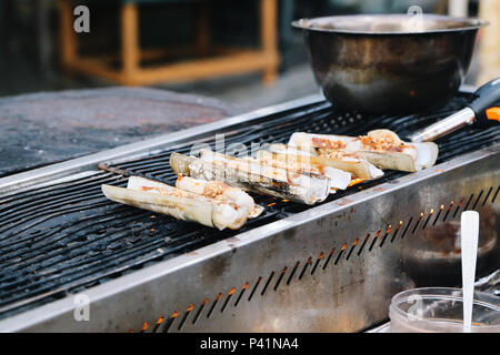 Gegrillte Meeresfrüchte razor Shell an der Jonker Street Night Market in Malakka, Malaysia Stockfoto