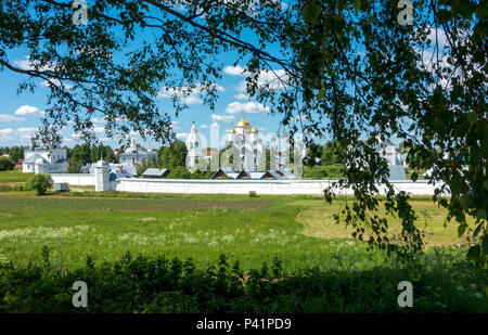 Ansicht der Pokrowski Kloster auf der Kamenka Fluss in Susdal, der Teil der Goldene Ring von Russland Stockfoto