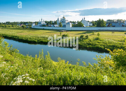 Ansicht der Pokrowski Kloster auf der Kamenka Fluss in Susdal, der Teil der Goldene Ring von Russland Stockfoto