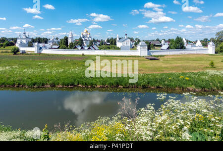 Panoramablick auf die pokrowski Kloster auf der Kamenka Fluss in Susdal, der Teil der Goldene Ring von Russland stehen Stockfoto