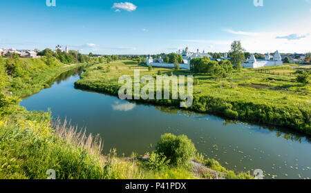 Panoramablick auf die pokrowski Kloster auf der Kamenka Fluss in Susdal, der Teil der Goldene Ring von Russland stehen Stockfoto