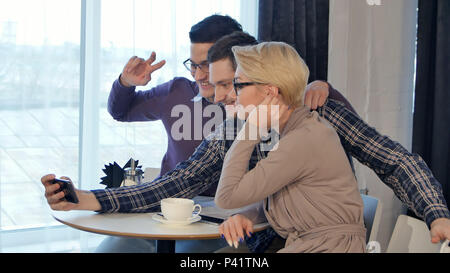Gerne Freunde unter selfie im Cafe Stockfoto