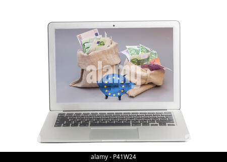 Laptop mit zwei Geldbeutel mit Euro und Glas Sparschwein mit Flagge der Europäischen Union auf dem Bildschirm auf weißem Hintergrund Stockfoto