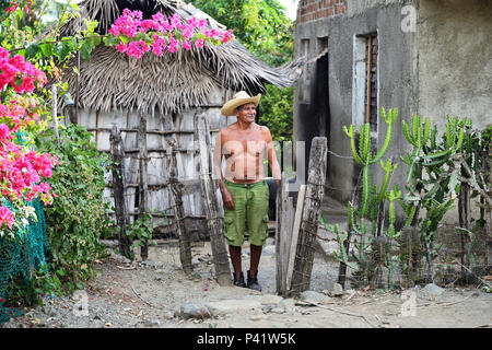 LAS CUEVAS, Santiago de Cuba, Kuba - 25. NOVEMBER 2016: Kubanische Landwirt, der vor seinem Haus in den Bergen der Sierra Maestra auf Kuba Stockfoto