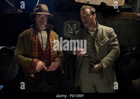 Original Film Titel: SHERLOCK HOLMES: EIN SPIEL DER SCHATTEN. Englischer Titel: SHERLOCK HOLMES: EIN SPIEL DER SCHATTEN. Regisseur: Guy Ritchie. Jahr: 2011. Stars: Robert Downey Jr., JUDE LAW. Quelle: WARNER BROS. Bilder / Album Stockfoto