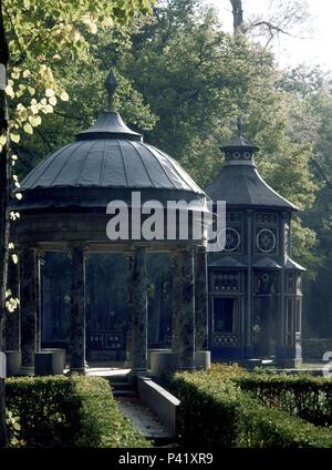 ESTANQUE CHINESCO - TEMPLETE NEOCLASICO DE VILLANUEVA Y CHINESCO CENADOR DE ISIDRO GONZALEZ VELAZQUEZ. Autor: Esteban Boutelou (1776-1813). Lage: PALACIO REAL - Jardin del Principe, ARANJUEZ, MADRID, SPANIEN. Stockfoto