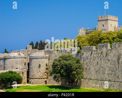 Wände und Gelände der Altstadt Rhodos Dodekanes Inseln Griechenland Europa Stockfoto