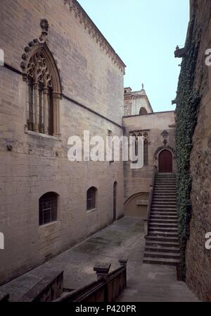 ESCALINATA DE ACCESO AL PALACIO DEL REY MARTIN EL HUMANO CONSTRUIDO EN ESTILO GOTICO HACIA 1400. Autor: Arnau Bargués (d. 1413). Lage: MONASTERIO DE POBLET, VIMBODÍ, Tarragona, Spanien. Stockfoto