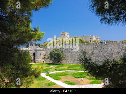 Wände und Gelände der Altstadt Rhodos Dodekanes Inseln Griechenland Europa Stockfoto