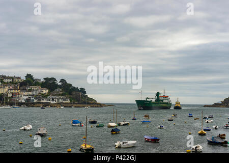 The Fowey tiefe Wasser Hafen ist beliebter Haltepunkt für viele große Schiffe, die Kombination von tiefen Gewässern auch bei Ebbe und große mooring Punkte Stockfoto