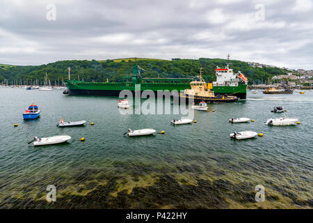 The Fowey tiefe Wasser Hafen ist beliebter Haltepunkt für viele große Schiffe, die Kombination von tiefen Gewässern auch bei Ebbe und große mooring Punkte Stockfoto