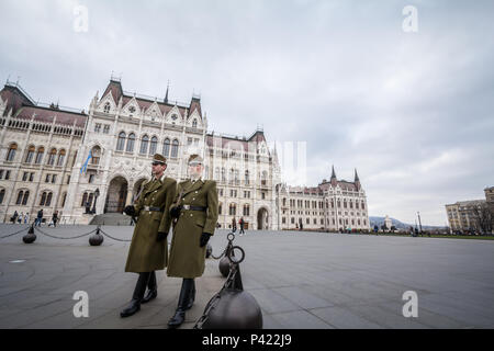 BUDAPEST, Ungarn - 7. APRIL 2018: die ungarischen nationalen Schutz vor dem ungarischen Parlament (orszaghaz) in Budapest, die Hauptstadt Ungarns, tak Stockfoto