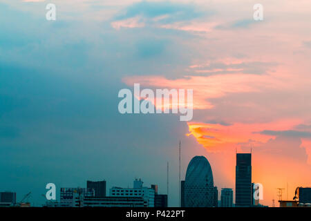Vogel Blick über die Stadtlandschaft mit Sonnenuntergang und Wolken am Abend. Platz kopieren. Bangkok. Pastelltönen. Stockfoto