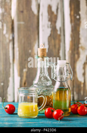 Auswahl an hausgemachten Saucen und Salatdressings in Gläser, einschließlich Öl, Essig, Senf Dressing für Salat Stockfoto