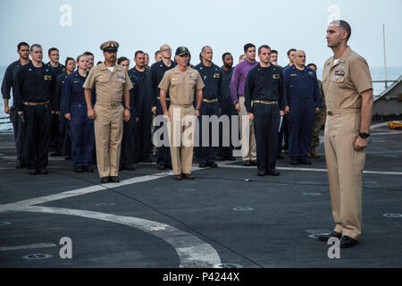 160603-M-PC 554-002 Golf von Aden (3. Juni 2016) U.S. Navy Chief Petty Officer Christopher Freyberg, Senior Chief im westlichen Pazifik Bereitstellung16-1 das 13. Marine Expeditionary Unit an Bord der USS New Orleans, 3. Juni 2016 gefördert wird. Die 13. MEU ist auf der Boxer Amphibious Ready Gruppe begonnen und bereitgestellt ist die regionale Sicherheit in den USA 5 Flotte Bereich der Betrieb aufrecht zu erhalten. (U.S. Marine Corps Foto von Sgt. Hector de Jesus/freigegeben) Stockfoto