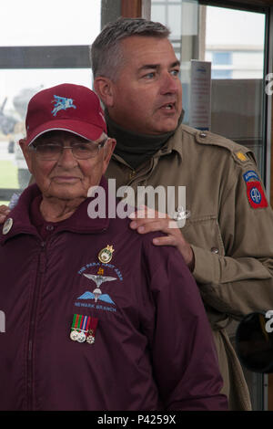 Britische D-Day Veteran John Woodthorpe besucht eine Re-enactment mit Mitgliedern des runden Vordach Fallschirmspringen fallschirmspringen Team führen Operationen auf Fresville Drop Zone in Fresville, Frankreich, 2. Juni 2016. Die runde Vordach Fallschirmspringen Team führt den Zweiten Weltkrieg Stil fallschirmspringen Tätigkeiten der Speicher der Fallschirmjäger, die kämpften, Europa und ihren selbstlosen Opfer zu befreien zu verstärken. (U.S. Armee Foto von SPC. Joseph Cathey/Freigegeben) Stockfoto