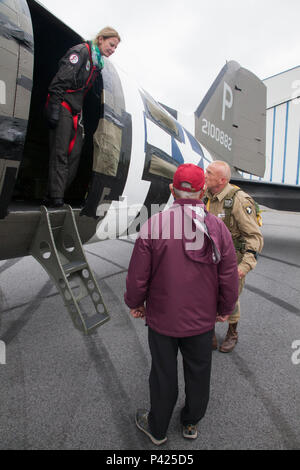 Britische D-Day Veteran John Woodthorpe besucht eine Re-enactment mit Mitgliedern des runden Vordach Fallschirmspringen fallschirmspringen Team führen Operationen auf Fresville Drop Zone in Fresville, Frankreich, 2. Juni 2016. Die runde Vordach Fallschirmspringen Team führt den Zweiten Weltkrieg Stil fallschirmspringen Tätigkeiten der Speicher der Fallschirmjäger, die kämpften, Europa und ihren selbstlosen Opfer zu befreien zu verstärken. (U.S. Armee Foto von SPC. Joseph Cathey/Freigegeben) Stockfoto