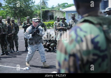 Sgt. 1. Klasse Curt Kinker beauftragt Mitglieder der Grenada besonderen Service Einheit während Zimmer clearing Übungen zu Perlen Flughafen in Grenada, 7. Juni 2016. Die übung war Teil der ersten Phase Tradewinds I Übung von Juni 05-14 in Grenada statt. Tradewinds 2016 ist eine gemeinsame kombinierte Übung in Verbindung mit Partnerstaaten durchgeführt, um die kollektiven Fähigkeiten der Streitkräfte und constabularies grenzüberschreitende organisierte Kriminalität entgegenzuwirken und Humanitäre/Katastrophenhilfe Operationen durchzuführen, zu verbessern. Foto von Army National Guard Sgt. Jason Drager. Stockfoto