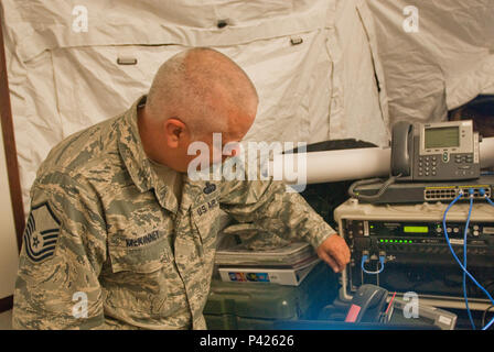 Master Sgt. James K. McKinney, 225 Air Control Squadron, ein Element der Oregon National Guard, cyber Operations NCOIC, Setup cyber Kommunikation für Einheiten, Missionen zu erfüllen, während die Multi - Echelon integrierte Feuerwehr Ausbildung (MiBT) Übung Juni 7, 2016, in Fort Hood, Texas. Ein MiBT ist ein Mehrkomponenten Schulungsveranstaltung der Bereitschaft der Reserve und aktive Komponenten in Übereinstimmung mit Insgesamt tritt die Politik der US-Armee. (Mississippi National Guard Foto von Sgt. DeUndra Braun, 102 d Public Affairs Ablösung/Freigegeben) Stockfoto