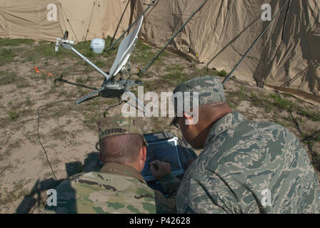 Master Sgt. Aaron Z McKenzie, 225 Air Control Squadron, ein Element der Oregon National Guard, Funksender, erklärt Sgt. Shawn Keeton, 102 d Public Affairs Loslösung, Sender, wie Frequenzen, um Nachrichten für die zugewiesenen Aufgaben übertragen, während die Multi - Echelon integrierte Feuerwehr Ausbildung (MiBT) Übung Juni 7, 2016, in Fort Hood, Texas. Ein MiBT ist ein Mehrkomponenten Schulungsveranstaltung der Bereitschaft der Reserve und aktive Komponenten in Übereinstimmung mit Insgesamt tritt die Politik der US-Armee. (Mississippi National Guard Foto von Sgt. DeUndra Braun, 102 d Pub Stockfoto