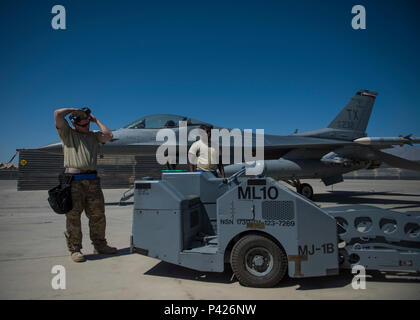 Technische Sgt. Joseph McCullough (links) und Älterer Flieger Clarence Williams (rechts), 455Th Expeditionary Aircraft Maintenance Squadron Waffen Betreuer, bereiten sie zu zwei Gbu (Guided Bomb Unit)-54 an einer F-16C Fighting Falcon während der Routinemäßigen upload am Flughafen Bagram, Afghanistan, Juni 07, 2016 laden. Last Besatzungen arbeiten endlos Sicherheit unserer Nation durch die Unterstützung von combat ready"-Kräfte für die Bemühungen zur Bekämpfung des Terrorismus zu erhalten. (U.S. Air Force Foto von älteren Flieger Justyn M. Freeman) Stockfoto