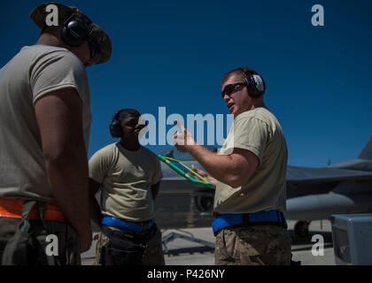 Technische SGT Joseph McCullough, 455. Expeditionary Aircraft Maintenance Squadron-Waffen-Betreuer, gibt vor kurzer Waffen bei Bagram Airfield, Afghanistan, 7. Juni 2016. 455. EAMXS Waffen Flug laden die f-16 s mit offensiven und defensiven Sprengkörper, verschiedenen Air tasking Aufträge zu unterstützen. (Foto: U.S. Air Force Senior Airman Justyn M. Freeman) Stockfoto