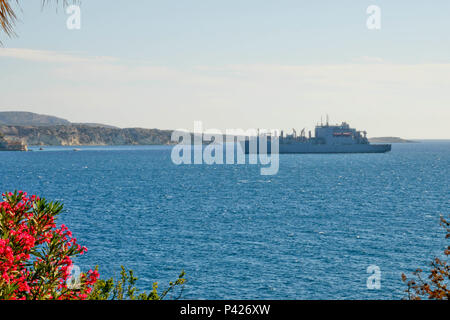 160604-N-IL 474-006 Souda Bay, Griechenland (4. Juni 2015) Military Sealift Command Dry Cargo und Munition ship USNS Medgar Evers (T-AKE 13) in die Bucht von Souda, Griechenland für einen Hafen besuchen Juni 4, 2016 eintrifft. Medgar Evers ist Vorwärts - in die USA 6 Flotte Bereich der Maßnahmen zur Unterstützung der nationalen Sicherheitsinteressen in Europa und in Afrika eingesetzt. (U.S. Marine Foto von Heather Judkins/Freigegeben) Stockfoto