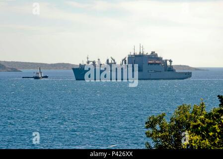 160604-N-IL 474-015 Souda Bay, Griechenland (4. Juni 2015) Military Sealift Command Dry Cargo und Munition ship USNS Medgar Evers (T-AKE 13) in die Bucht von Souda, Griechenland für einen Hafen besuchen Juni 4, 2016 eintrifft. Medgar Evers ist Vorwärts - in die USA 6 Flotte Bereich der Maßnahmen zur Unterstützung der nationalen Sicherheitsinteressen in Europa und in Afrika eingesetzt. (U.S. Marine Foto von Heather Judkins/Freigegeben) Stockfoto