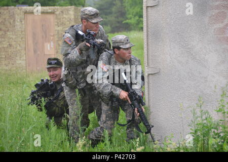 Mitglieder von 2-112 die PA's National Guard th Infanterie Bataillon, 56 Stryker Brigade, 28 Infanterie Division, Zug mit litauischen Soldaten, die im Juni 2006 als Teil des nationalen Schutzes Partnerschaft Programm. Pennsylvania National Guard Mitglieder gleichzeitig in Litauen und Estland als Teil der multinationalen Übungen dort ausgebildet. Stockfoto