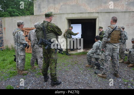 Mitglieder von 2-112 die PA's National Guard th Infanterie Bataillon, 56 Stryker Brigade, 28 Infanterie Division, Zug mit litauischen Soldaten, die im Juni 2006 als Teil des nationalen Schutzes Partnerschaft Programm. Pennsylvania National Guard Mitglieder gleichzeitig in Litauen und Estland als Teil der multinationalen Übungen dort ausgebildet. Stockfoto