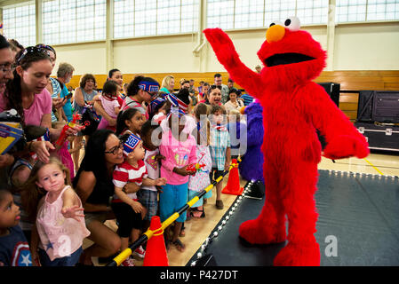 Sesame Street Charakter Elmo Wellen auf das Publikum an der Fertigstellung der Sesamstraße USO Erfahrung für militärische Familien zeigen bei Travis Air Force Base, Calif. Die Sesame Street USO Erfahrung für militärische Familien ist eine 35-minütige Show mit vier der beliebten Sesamstraße kostümierten Figuren sowie Katie, eine militärische Kind speziell für die USO erstellt. Katie erscheint in zwei Shows, die "show", schildert ihre Freunde verlassen, als sie auf eine neue Basis und der "Übergang", in dem Ihre Familie dauerhaft Trennen vom Militär, 6. Juni 2016 verschoben. (U.S. Air Force Stockfoto