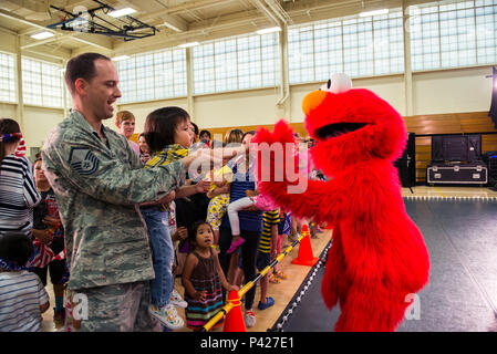 Sesame Street Charakter Elmo gibt eine Fünf zu einem Mitglied der Publikum an der Fertigstellung der Sesamstraße USO Erfahrung für militärische Familien bei Travis Air Force Base, Calif. Die Sesame Street USO Erfahrung für militärische Familien Show ist eine 35-minütige Show mit vier der beliebten Sesamstraße kostümierten Figuren sowie Katie, eine militärische Kind speziell für die USO erstellt. Katie erscheint in zwei Shows, die "show", schildert sie Freunde, die sich auf eine neue Basis und der "Übergang", in dem Ihre Familie dauerhaft Trennen vom Militär, 6. Juni Stockfoto