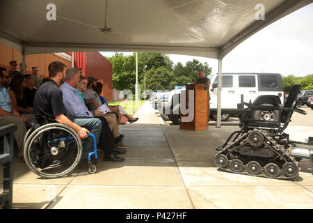 Tom Kilgannon, Links, der Präsident der Freedom Alliance, präsentiert eine Aktion Trackchair zu Sgt. Kelby Preis (Ret.) im Rahmen einer Zeremonie in Camp Lejeune, N.C., 7. Juni 2016. Preis war eine Aufklärung Marine mit 3 Reconnaissance Bataillon bis 2003, als er bei einem Unfall auf den Philippinen, wo er ca. 65 Fuß fiel verletzt, verlassen Ihn aus dem Brustbein abwärts gelähmt. Freedom Alliance ist eine Organisation, die verletzten Veteranen und ihren Familien zu helfen. (U.S. Marine Corps Foto von Cpl. Joey Mendez) Stockfoto