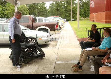 Tom Kilgannon, Links, der Präsident der Freedom Alliance, präsentiert eine Aktion Trackchair zu Sgt. Kelby Preis (Ret.) im Rahmen einer Zeremonie in Camp Lejeune, N.C., 7. Juni 2016. Preis war eine Aufklärung Marine mit 3 Reconnaissance Bataillon bis 2003, als er bei einem Unfall auf den Philippinen, wo er ca. 65 Fuß fiel verletzt, verlassen Ihn aus dem Brustbein abwärts gelähmt. Freedom Alliance ist eine Organisation, die verletzten Veteranen und ihren Familien zu helfen. (U.S. Marine Corps Foto von Cpl. Joey Mendez) Stockfoto