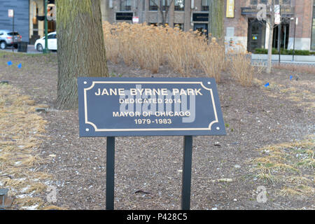 Jane Byrne Park ao Lado do' Alten Wasserturm'um prédio histórico e um dos únicos que sobreviveu ao Grande incêndio da Cidade de Chicago, na North Michigan, magnificente Meile. Stockfoto