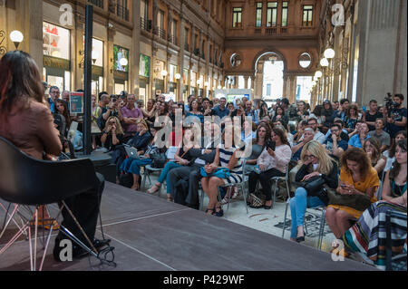 Rom, Italien. 19 Juni, 2018. Zum ersten Mal die Römische Schauspielerin sprach über ihr Leben in einem Buch Interview mit Alessandra Mammì, ausgehend von ihrer Stadt, Rom. Das Ereignis, das sich in der Galleria Alberto Sordi auf 06/19/2018 wurde durch die "organisierte Contrasto zusammen mit den Feltrinelli Buchhandlung": Leo Claudio De Petris/Pacific Press/Alamy leben Nachrichten Stockfoto