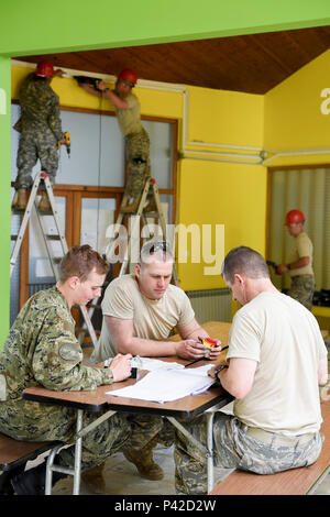 Soldaten der Minnesota Army National Guard 851st Vertikale Ingenieur Unternehmen, Flieger von der Minnesota Air National Guard 148 und 133 zivilen Unterstützung Squadron zusammen mit der kroatischen Armee Engineering horizontale Bauunternehmen arbeiten zusammen für Reparaturen und Wiederaufbau Teile einer Grundschule in Karlovec, Kroatien. Das Projekt ist eine humanitäre Civic Hilfe Projekt möglich, durch die US-European Command in Partnerschaft mit der US-Botschaft in Zagreb, Kroatien. Stockfoto