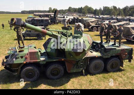 Soldaten des 5.BATAILLON, 113 Field Artillery Regiment (High Mobility Artillery Rocket System), North Carolina Army National Guard, untersuchen eine 152 mm AHS DANA, selbstfahrende Artillerie Fahrzeug, während der Übung Anakonda16 am Jaworze, Polen, 5. Juni 2016. Die Nord-carolina Wachposten und polnische Soldaten über die Artillerie, Fahrzeuge und sonstige Anlagen in diesem Teil der Übung gelernt. Ein 16 ist eine polnische Nationale Bewegung, die versucht, zu trainieren, Übung, und der polnischen nationalen Kommando- und Streitkrдftestrukturen in eine Verbündete, die gemeinsame, und multinationalen Umfeld integrieren. Stockfoto