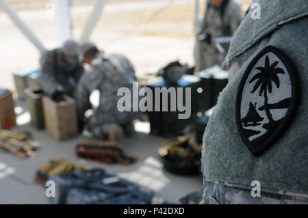 Soldaten der Delta Unternehmen, 1.BATAILLON, 294 Infanterie Regiment Guam Army National Guard vorbereiten 50 Kaliber 50 Kaliber ammuniition auf dem Schießplatz Juni 7, 2016 in Fort Hunter Liggett, Kalifornien. Stockfoto