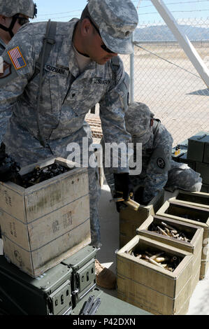 Soldaten der Delta Unternehmen, 1.BATAILLON, 294 Infanterie Regiment Guam Army National Guard sortieren leer 50 Kaliber Umläufe und links auf den 50 Kaliber Schießplatz Juni 7, 2016 in Fort Hunter Liggett, Kalifornien. Stockfoto