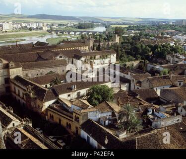 BARRIO JUDIO DE CORDOBA - AL FONDO los Reales Alcazares entfernt. Ort: Außen, SPANIEN. Stockfoto