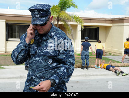 160610-N-ET 019-311 Santa Rita, Guam (10. Juni 2016) Master-at-Arms 1. Klasse Scott Vollmert, Naval Base Guam zugewiesen ist, fordert die Basis Rettungsdienst zu Matrosen Simulation wärme Not zu reagieren, Juni 10, 2016, als Teil einer Typhoon Bereitschaft zu bohren. Typhoon Übung Pakyo ist eine jährliche Typhoon Abwehrbereitschaft und Recovery Übung mit Verteidigungsministerium (DOD) und kommunalen Partnern, durch eine Checkliste der obligatorischen Zubereitungen und verschiedene Szenarien auf der vorherigen Taifune in der Insel aus. (U.S. Marine Foto von Massenkommunikation Spezialist zweiter Klasse Claire Stockfoto