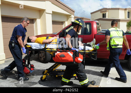 160610-N-ET 019-311 Santa Rita, Guam (10. Juni 2016) Emergency Medical Services von Naval Base Guam's Transport Bootsmann Mate Seemann Emmanual Mira, als er simuliert, die Weitergabe von Hitze Not, Juni 10, 2016, als Teil einer Typhoon Bereitschaft zu bohren. Typhoon Übung Pakyo ist eine jährliche Typhoon Abwehrbereitschaft und Recovery Übung mit Verteidigungsministerium (DOD) und kommunalen Partnern, durch eine Checkliste der obligatorischen Zubereitungen und verschiedene Szenarien auf der vorherigen Taifune in der Insel aus. (U.S. Marine Foto von Massenkommunikation Spezialist zweiter Klasse Claire Farin/Freigegeben) Stockfoto