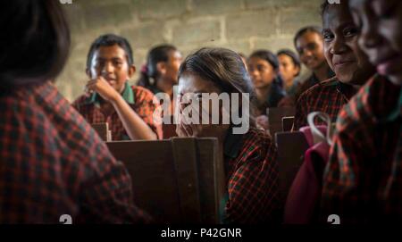 160608-M-TM 809-089 DILI, Timor-Leste (8. Juni 2016) der timoresischen Kinder kichern bei einem Besuch von der hinteren Adm. Charles Williams, Commander, Task Force 73, bei Maneluana Schule. Timoresen, US-amerikanischen und australischen Militär Ingenieure sind die Rekonstruktion der örtlichen Schule als Teil der pazifischen Partnerschaft 2016, die geleitet wird von Bord USNS Mercy (T-AH 19). Pacific Partnership 2016 kennzeichnet die 6. Zeit, die Mission Timor Leste seit seinem ersten Besuch im Jahr 2006 besucht hat. Medical, Engineering und verschiedene andere Personal eingeschifft werden an Bord der Barmherzigkeit Seite an Seite mit Partner nation Gegenstücke, Austausch Stockfoto