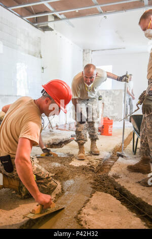 Soldaten der Minnesota Army National Guard 851st Vertikale Ingenieur Unternehmen, Flieger von der Minnesota Air National Guard 148 und 133 Bauingenieur Squadron zusammen mit der kroatischen Armee Engineering horizontale Bauunternehmen arbeiten zusammen für Reparaturen und Wiederaufbau Teile einer Grundschule in Karlovac, Kroatien. Das Projekt ist eine humanitäre Civic Hilfe Projekt möglich, durch die US-European Command in Partnerschaft mit der US-Botschaft in Zagreb, Kroatien. Stockfoto