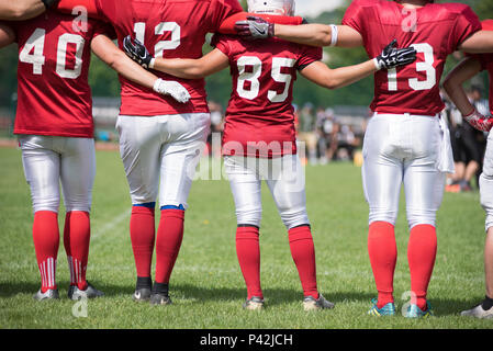 CLUJ, Rumänien - 17. JUNI 2018: American Football team Cluj Kreuzfahrer spielen das Halbfinale Spiel gegen Bukarest Krieger in den rumänischen Pokal Troph Stockfoto